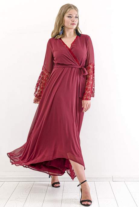 Robe en dentelle bordeaux