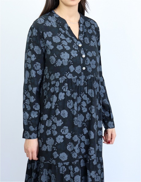 Robe noire avec fleurs