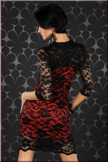 Robe rouge avec dentelle noire