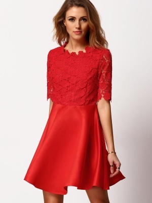 Robe rouge dentelle dos nu