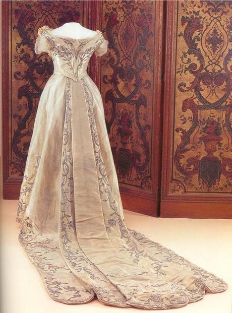 Robe blanche antique