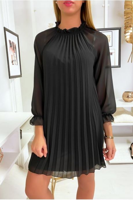 Robe noire plissée