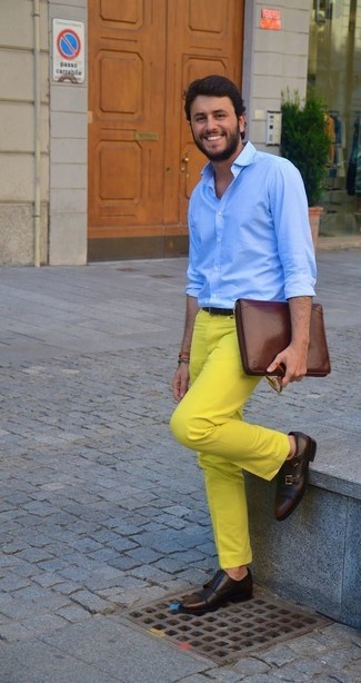 Tenue bleu et jaune