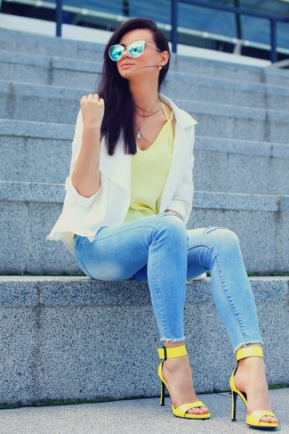 Tenue jaune et bleu