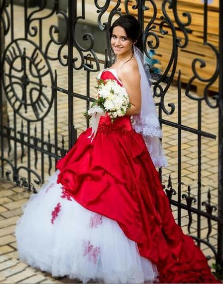 Robe blanche et rouge courte