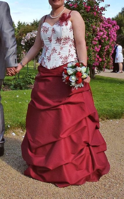 Robe de mariée blanc et bordeaux