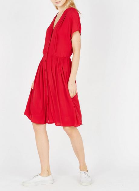 Robe rouge décolleté v