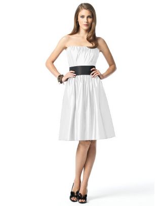 Robe noire blanche chic