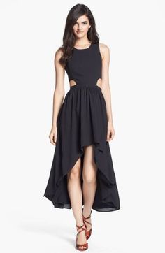 Robe noire longue derrière courte devant