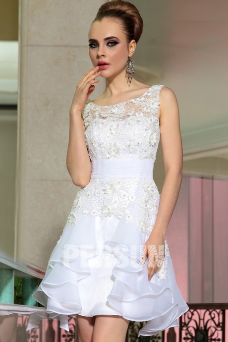 Robe blanche courte en dentelle