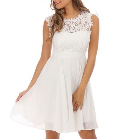 Robe blanche et dentelle