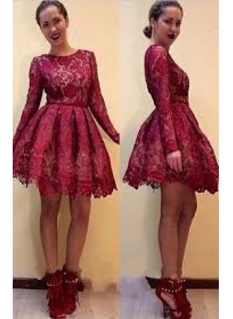 Robe bordeaux en dentelle