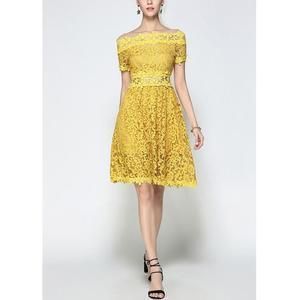 Robe en dentelle jaune