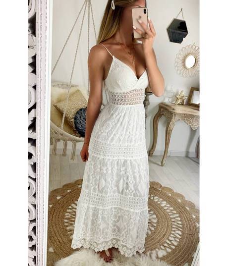 Robe longue blanche en dentelle