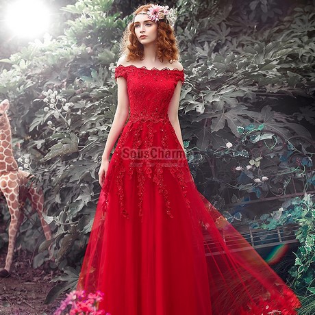 Robe longue rouge en dentelle