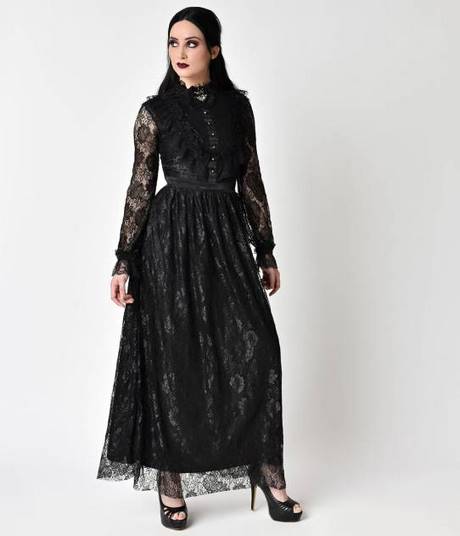 Robe noire avec manches en dentelle