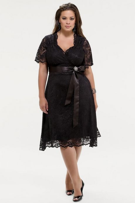 Robe noire avec manches en dentelle