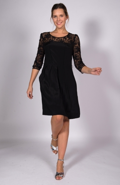 Robe noire avec manches en dentelle