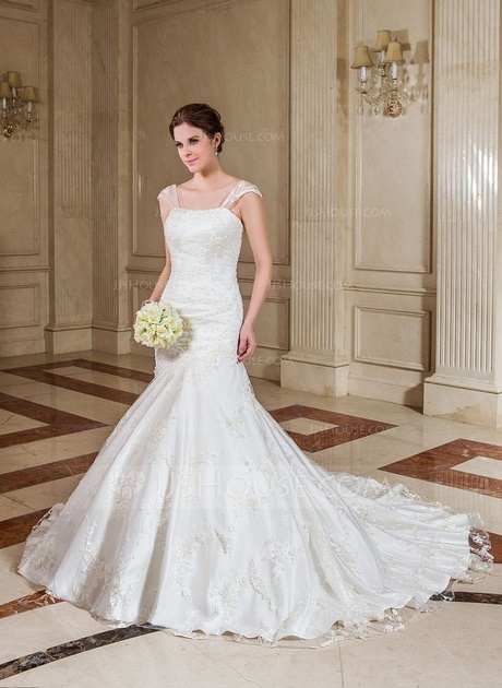 Robe de mariée avec manche et longue traine