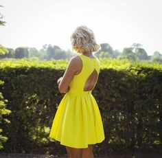 Robe jaune dos nu