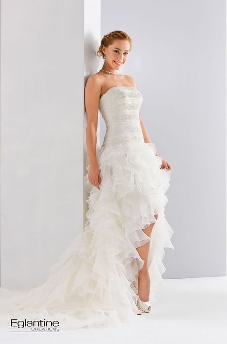 Robe de mariée longue derriere courte devant