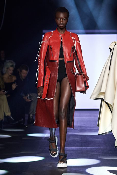 Robe rouge tendance 2023