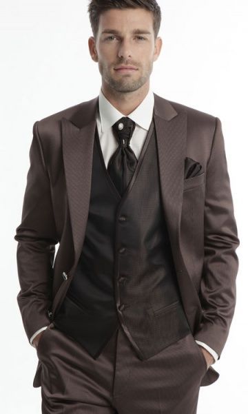 Costume de mariage marron