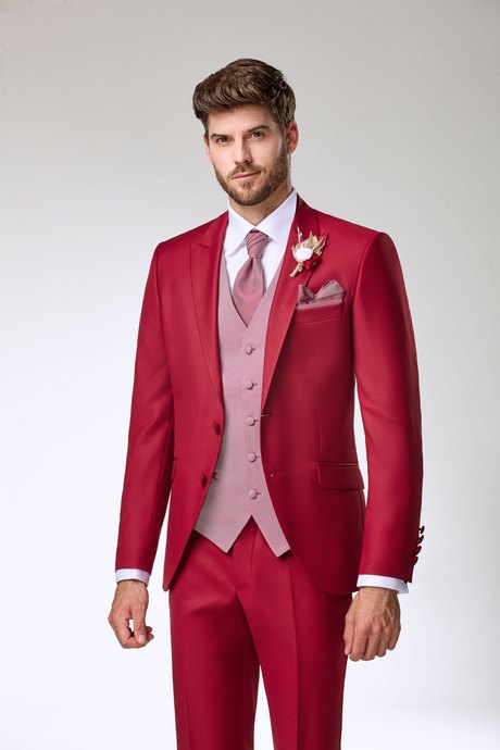 Costume de mariage rouge